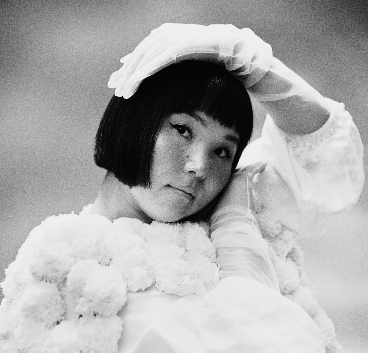 Германы Мюнхен хотноо байрладаг “Squama Recordings” дуу бичлэгийн лейбел студи Монголын дуучин Энжи Э.Энхжаргалын “Улаан” цомгийг гаргаад удаагүй ажээ. Энэ талаар Английн “The Guardian” сонинд Аммар Калиагийн бичсэн шүүмжийг толилуулж байна.