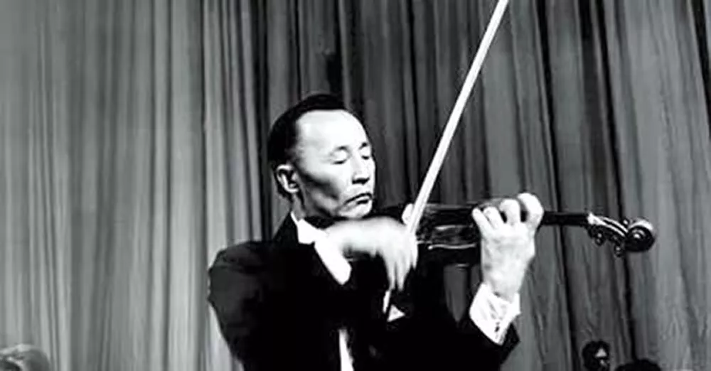 Цагаан цамц, хар фрак, чамин дохиур