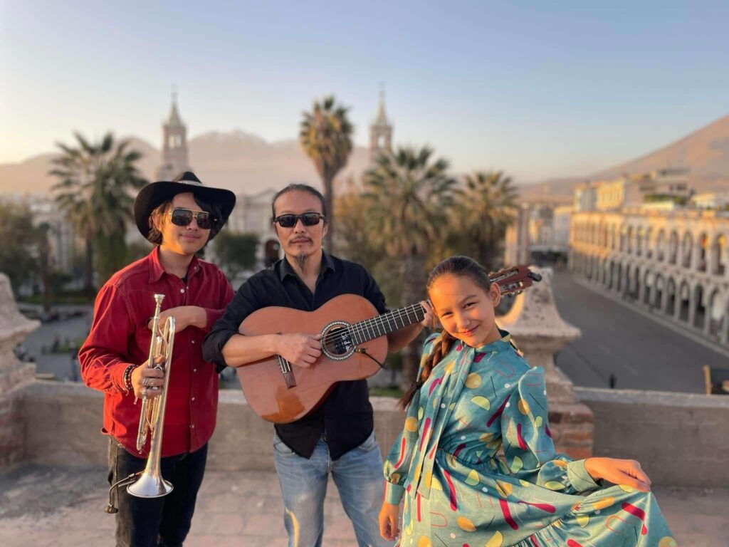 Дэлхийг тойрон тоглолтоо хийж яваа ах дүү хоёр